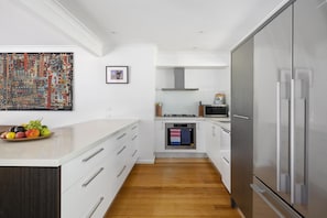 Coffee/tea maker, cookware/dishes/utensils - Cooinda, Red Hill South - Serene Red Hill South Retreat surrounded by gardens. (Red Hill South)