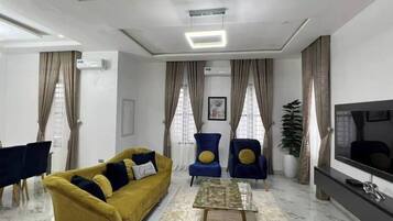 Economy-Apartment, Balkon, Stadtblick | Wohnbereich