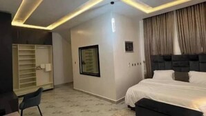 Căn hộ Economy, ban công, quang cảnh thành phố | Két bảo mật tại phòng, bàn, khu vực làm việc phù hợp cho laptop
