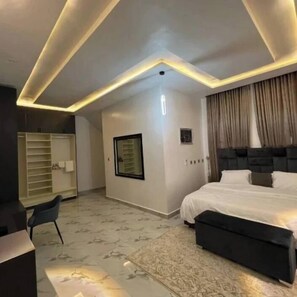 خزنة داخل الغرفة ومكتب ومساحة عمل للكمبيوتر المحمول وستائر تعتيم