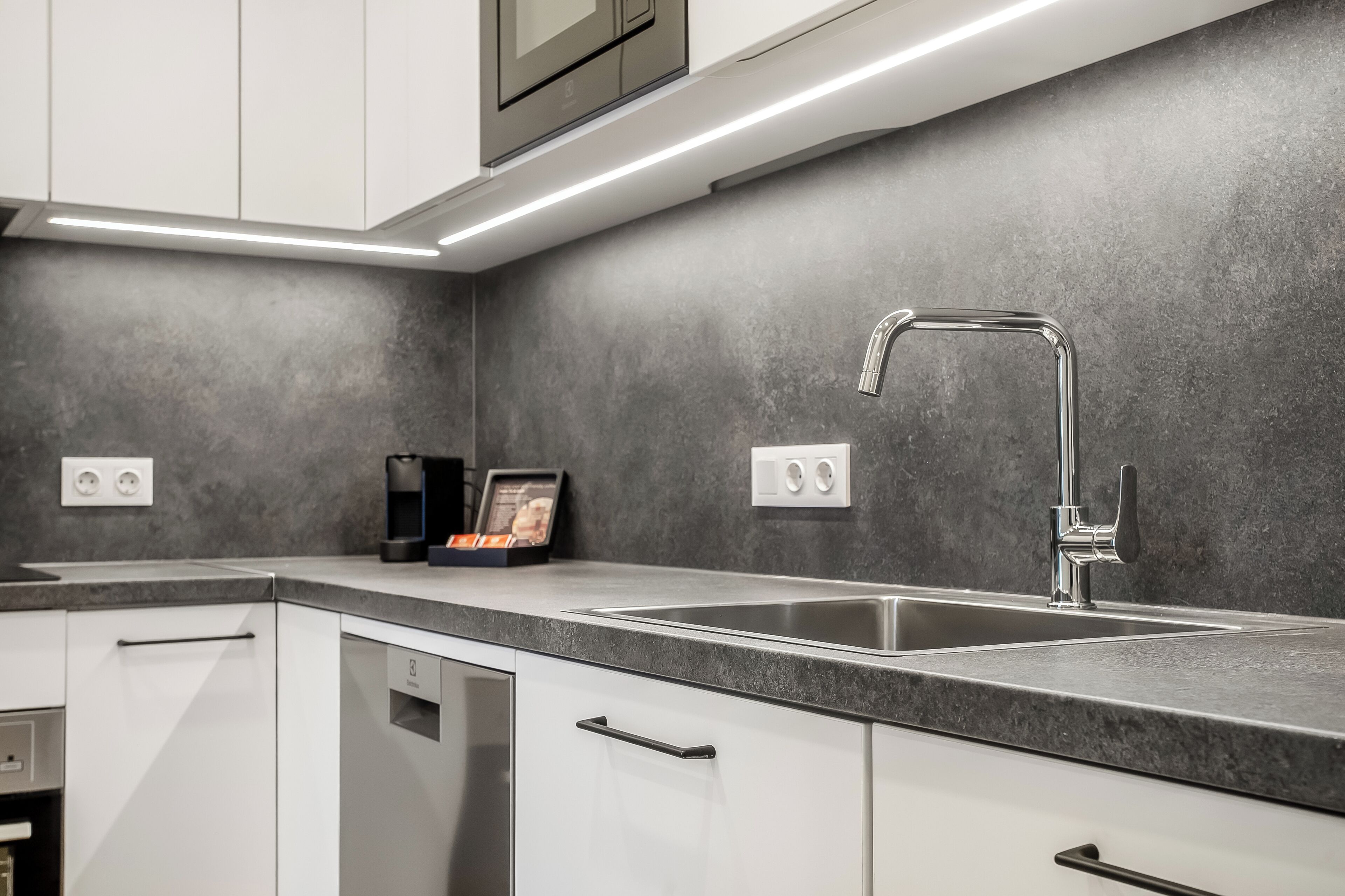 Apartamento exclusivo | Cocina privada | Frigorífico grande, horno, lavavajillas y utensilios de cocina