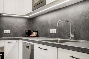 Exclusive-Apartment | Eigene Küche | Großer Kühlschrank, Ofen, Geschirrspüler, Kochgeschirr/Geschirr/Besteck