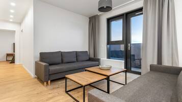 Premium Apartment | Laptop workspace, iron/ironing board, free WiFi, bed sheets