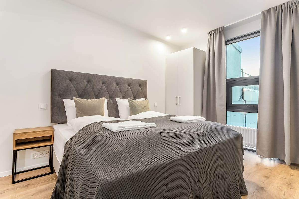 Premium-huoneisto | Kannettavalle tietokoneelle sopiva työtila, silitysrauta/-lauta