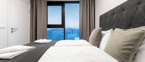 Espacio para trabajar con laptop y tabla de planchar con plancha