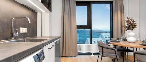Penthouse panorámico, 2 habitaciones, vista al océano | Espacio para trabajar con laptop y tabla de planchar con plancha