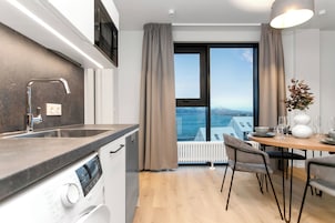 Attico panoramico, 2 camere da letto, vista oceano | Postazione laptop, ferro/asse da stiro, Wi-Fi gratuito, lenzuola