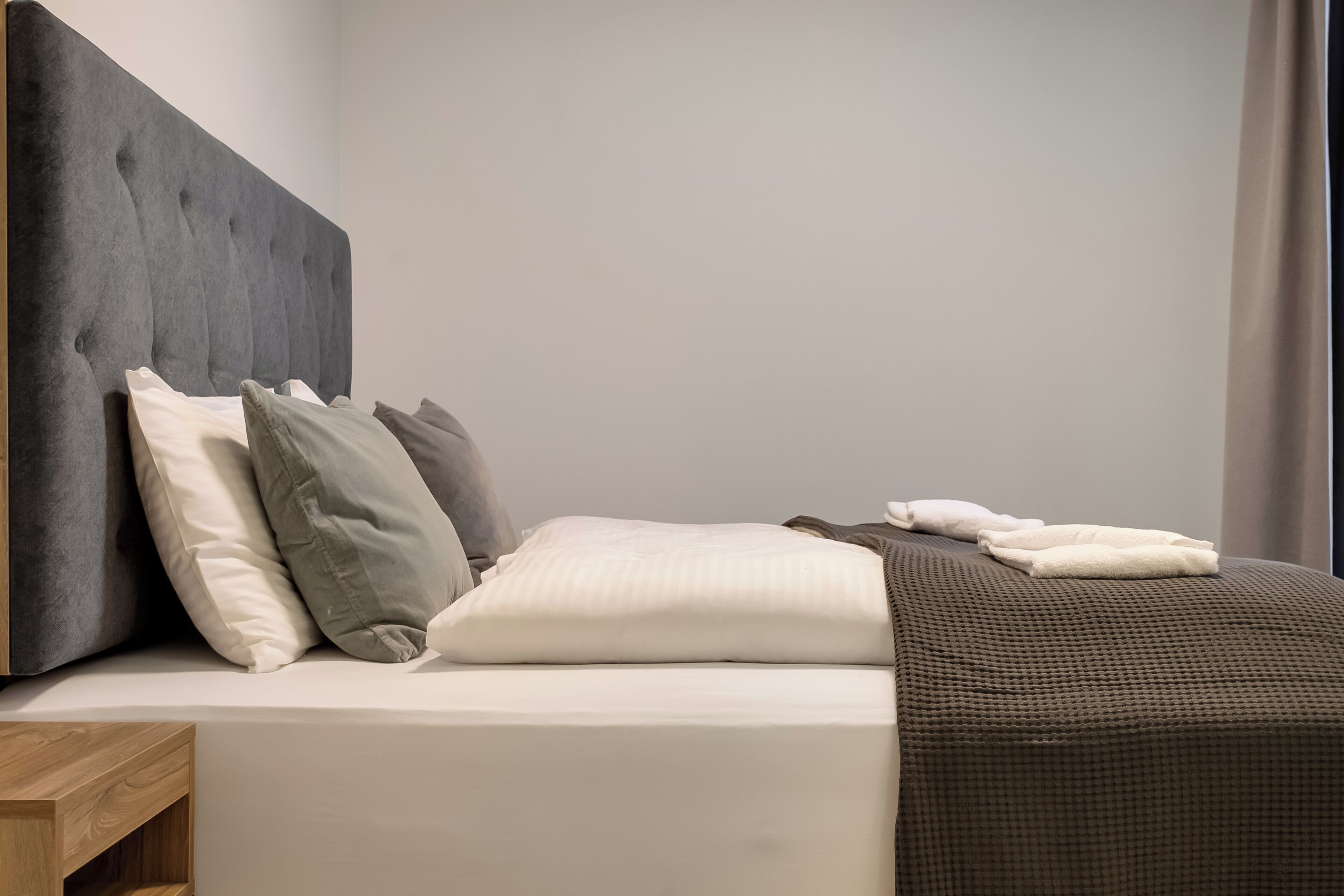 Espacio para trabajar con laptop y tabla de planchar con plancha 