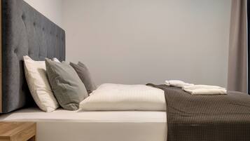 Exclusive Apartment | Laptop workspace, iron/ironing board, free WiFi, bed sheets