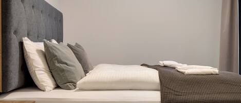 Apartamento exclusivo | Espacio para trabajar con un portátil y tabla de planchar con plancha