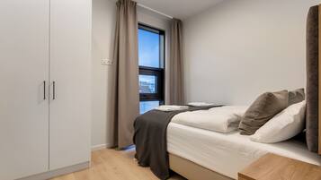 Exclusive-huoneisto | Kannettavalle tietokoneelle sopiva työtila, silitysrauta/-lauta