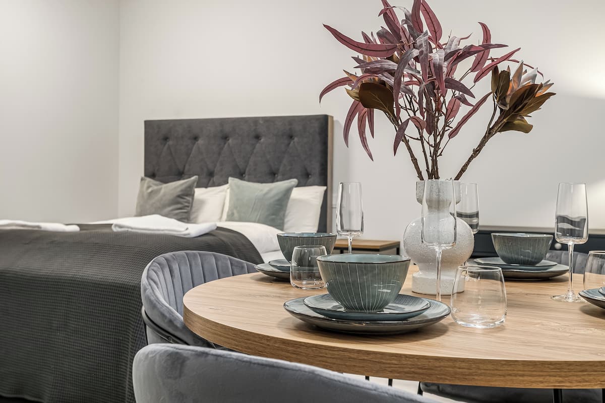 Classic-studio | Kannettavalle tietokoneelle sopiva työtila, silitysrauta/-lauta