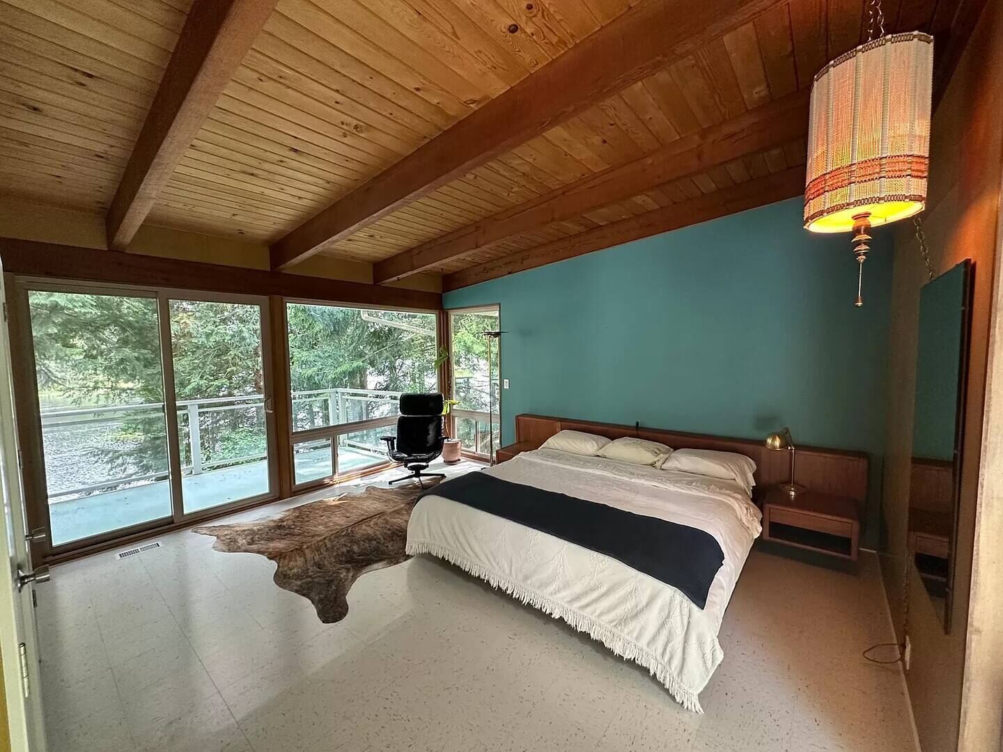 Tabla de planchar con plancha, wifi y ropa de cama 