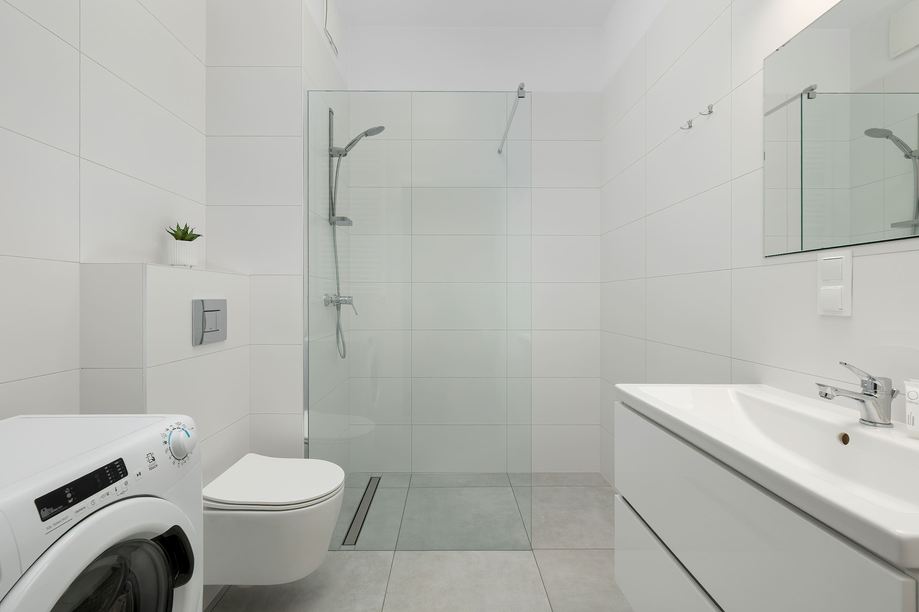 Shower, hair dryer, towels, shampoo