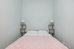 Escritorio, tabla de planchar con plancha, wifi