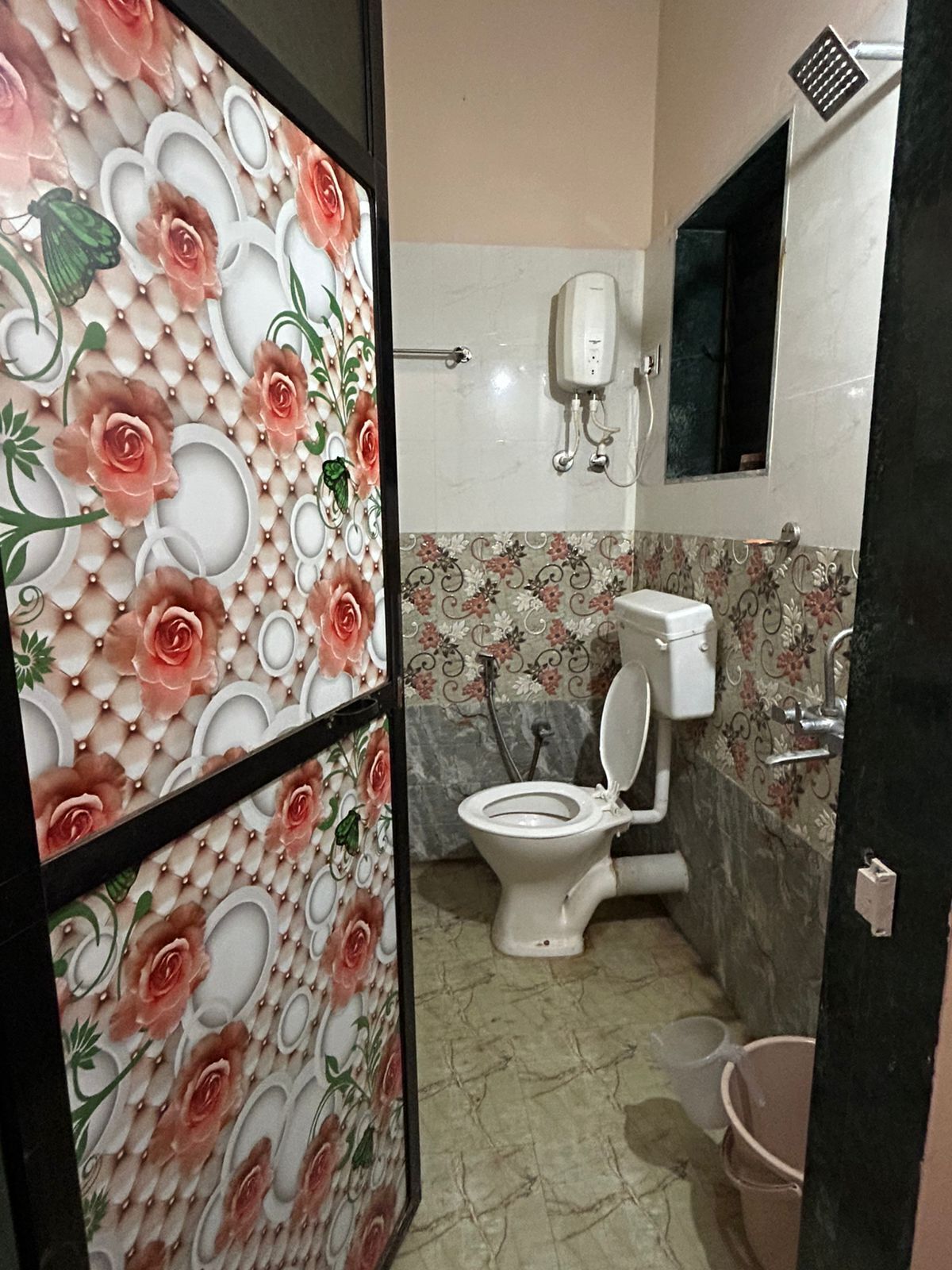 Une salle de bain avec des toilettes, un lavabo et une douche.