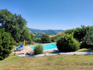 A pool area with a view of the countryside. - Agriturismo Alla Vecchia Quercia - Small apartment in Montaiate for 2 people (Marche)