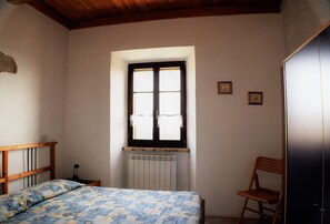 1 bedroom, free WiFi, bed sheets - Agriturismo Alla Vecchia Quercia - Montaiate small apartment for 2 persons (Marche)
