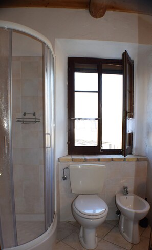 Shower, bidet, soap, toilet paper - Agriturismo Alla Vecchia Quercia - Montaiate small apartment for 2 persons (Marche)
