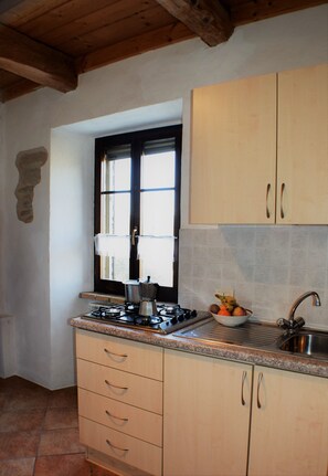 Fridge, stovetop, electric kettle, cookware/dishes/utensils - Agriturismo Alla Vecchia Quercia - Montaiate small apartment for 2 persons (Marche)