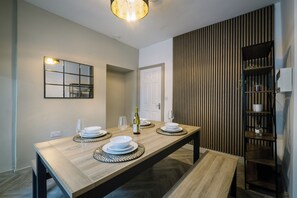 Căn hộ, 2 phòng ngủ | Phòng ăn