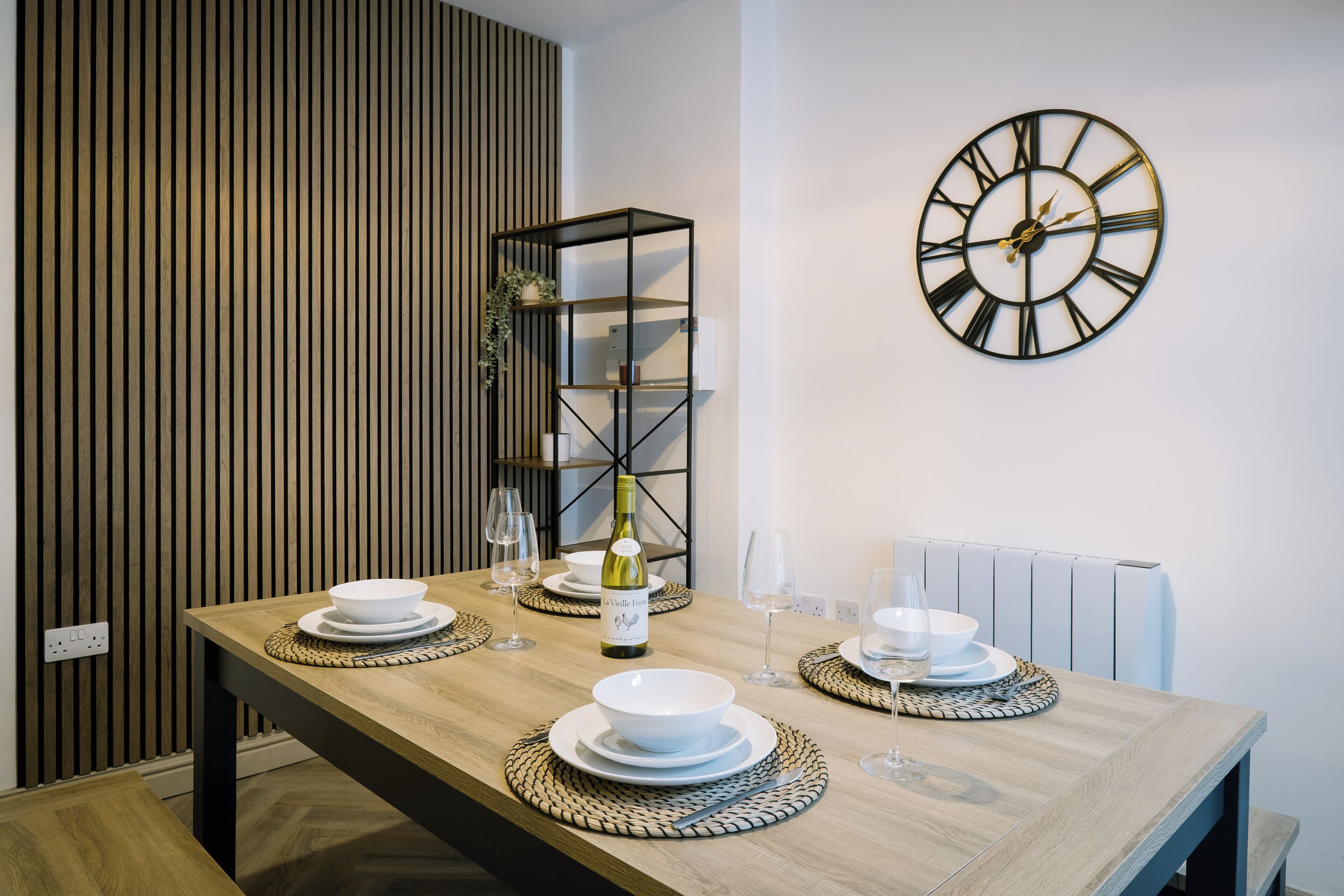 Apartment, 2 Bedrooms | Dining room