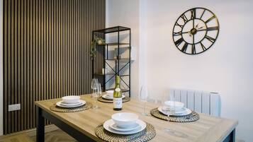 Apartment, 2 Bedrooms | Dining room