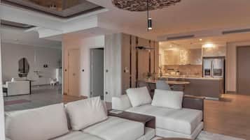 Family Room, 3 Bedrooms, Club lounge access, City View | Private kitchen