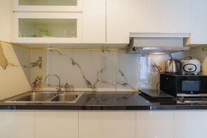 Full-sized fridge, microwave, oven, stovetop - Elite Luxstay Masteri Q2 Residence (An Khanh)