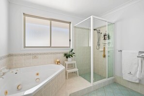 Een douche, een haardroger, handdoeken
