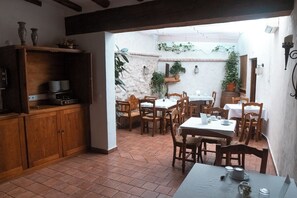 Free daily buffet breakfast  - CASA RURAL & SPA LA GRAJA (Chinchón)