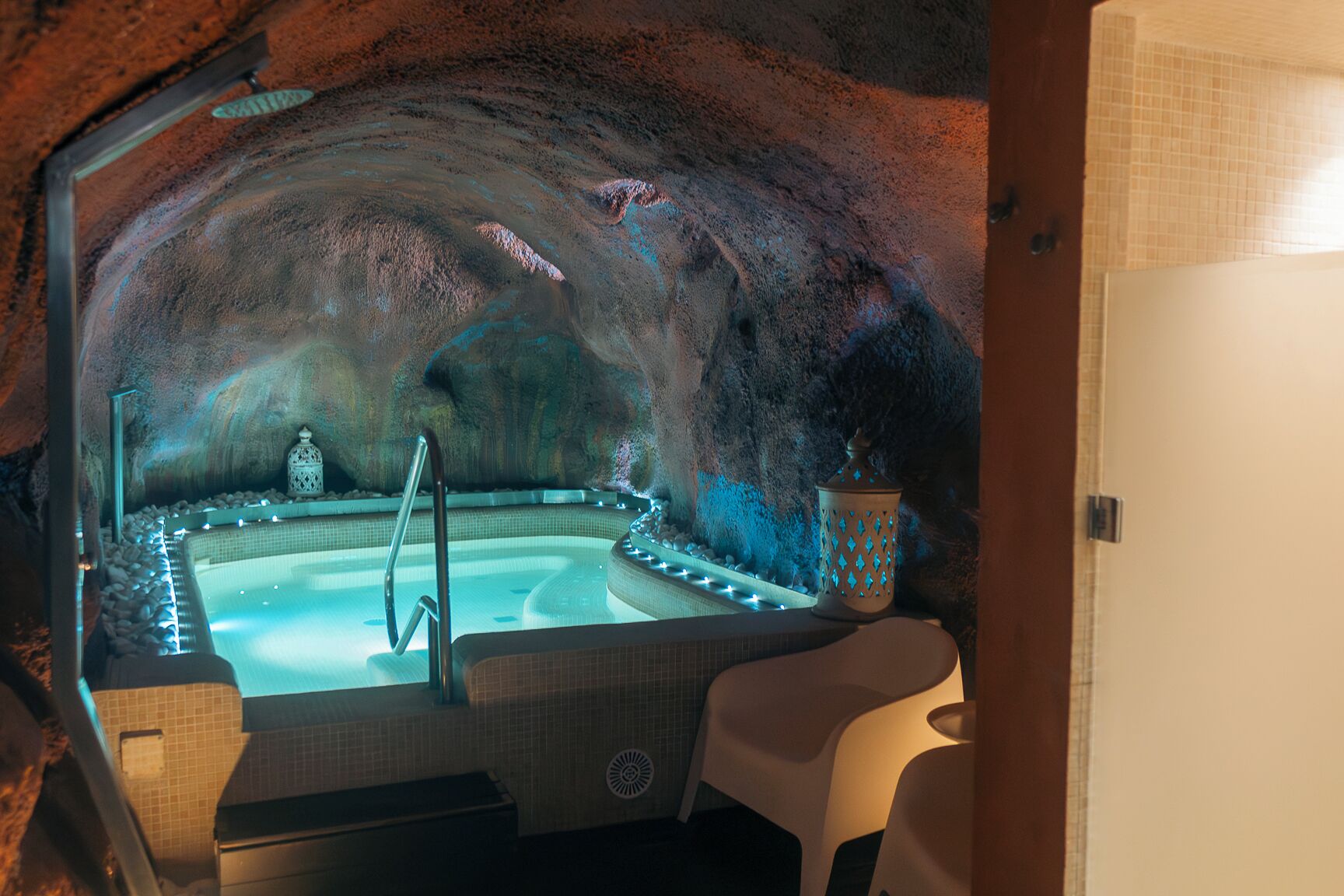 Een bubbelbad, een stoombad, een Turks bad/hammam, hotstone-massages