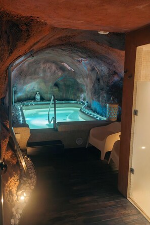 Hot tub, steam room, Turkish bath/hammam, hot stone massages, body wraps - CASA RURAL & SPA LA GRAJA (Chinchón)
