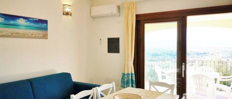 Apartamento, 2 habitaciones, balcón, vistas al mar | Comedor