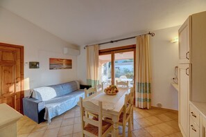 Appartement, 2 chambres, balcon, vue sur l’océan | Salle de séjour