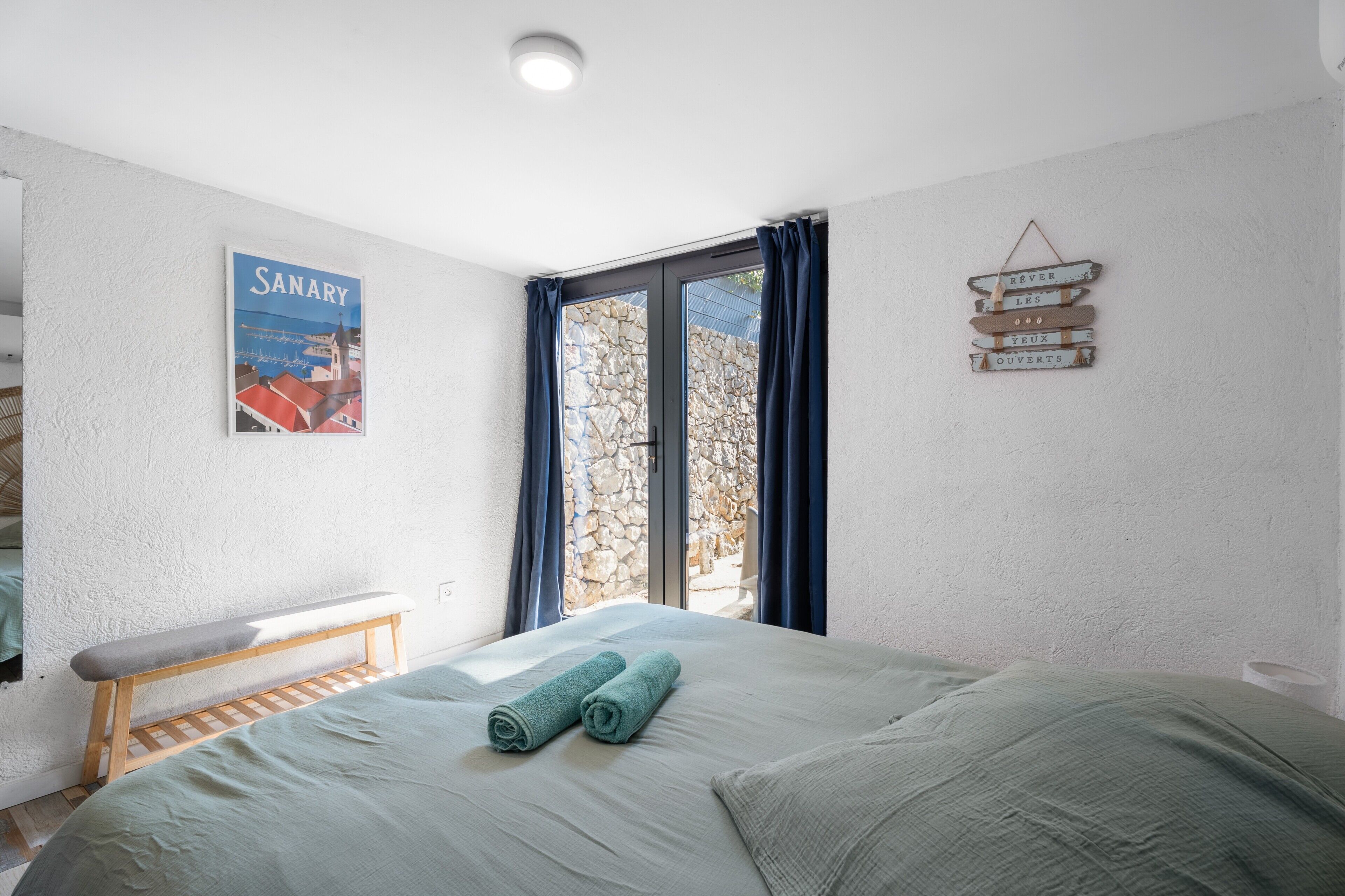 Iron/ironing board, WiFi, bed sheets