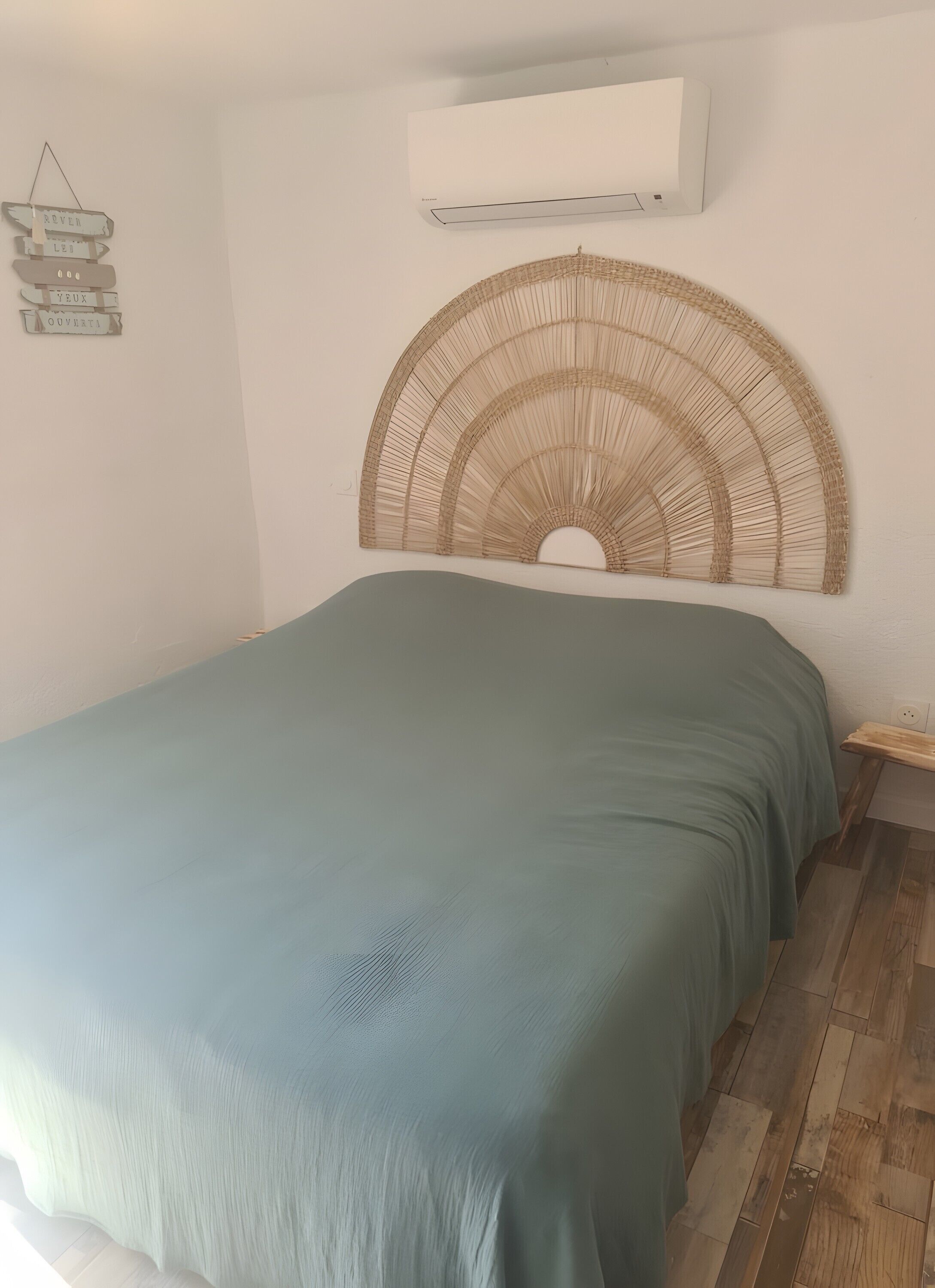 Tabla de planchar con plancha, wifi y ropa de cama 