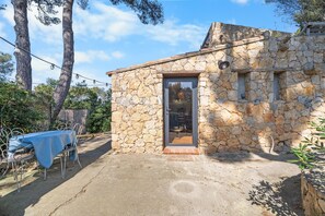 Outdoor dining - Charming Provençal Cottage, 900 m from the Beach (Sanary-sur-Mer)