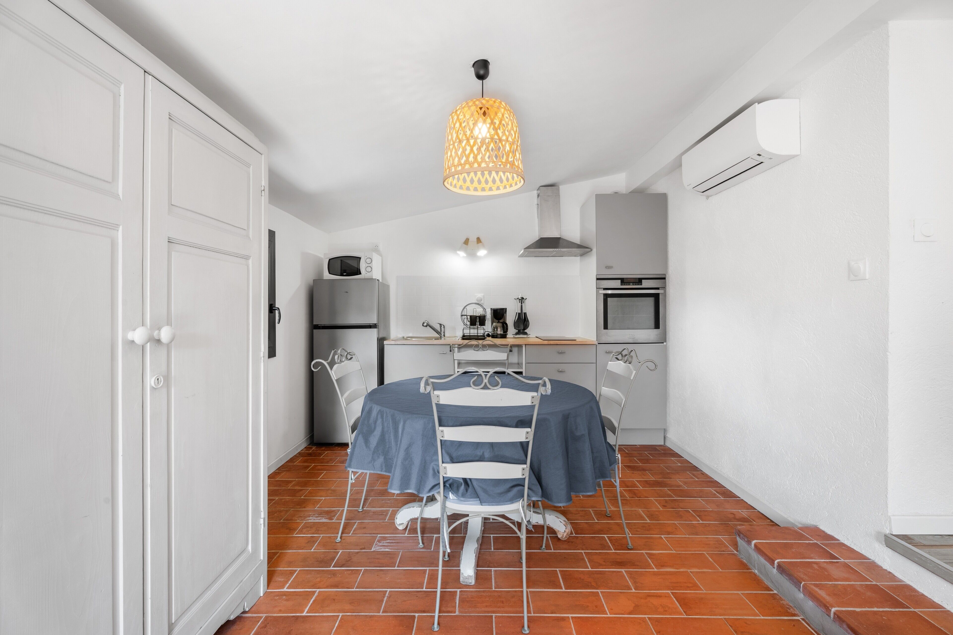 Een koelkast, een microgolfoven, een oven, een kookplaat