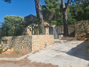 Property grounds - Provençal Cottage, 900 m from the Beach (Sanary-sur-Mer)