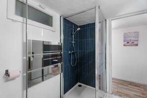 Shower, towels - Charming Provençal Cottage, 900 m from the Beach (Sanary-sur-Mer)