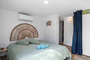 Tabla de planchar con plancha, wifi y ropa de cama 