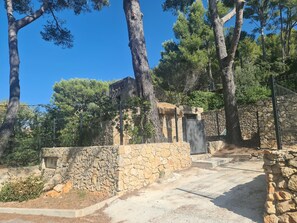 Property grounds - Charming Provençal Cottage, 900 m from the Beach (Sanary-sur-Mer)