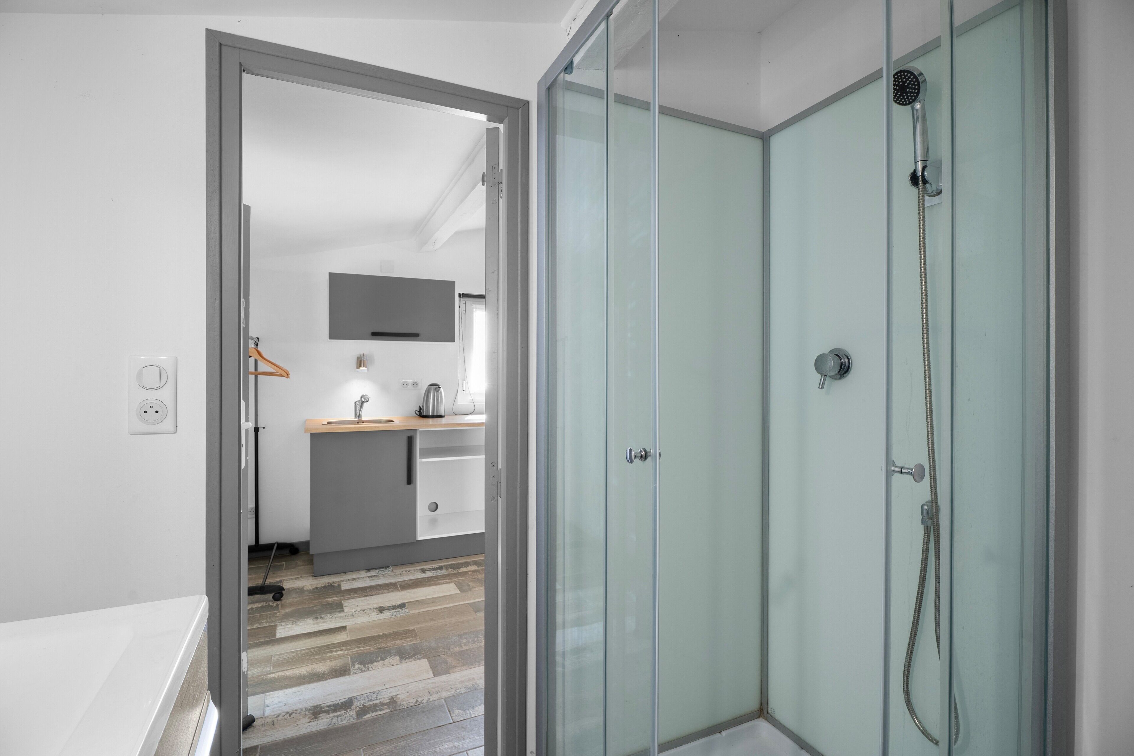 Douche, serviettes fournies