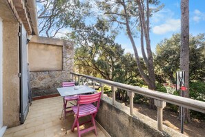Outdoor dining - Stone Cottage 900m from the Beach (Sanary-sur-Mer)
