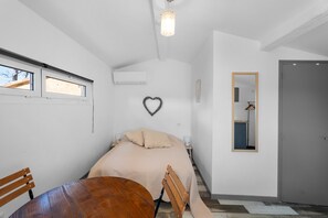 Iron/ironing board, WiFi, bed sheets - Stone Cottage 900m from the Beach (Sanary-sur-Mer)