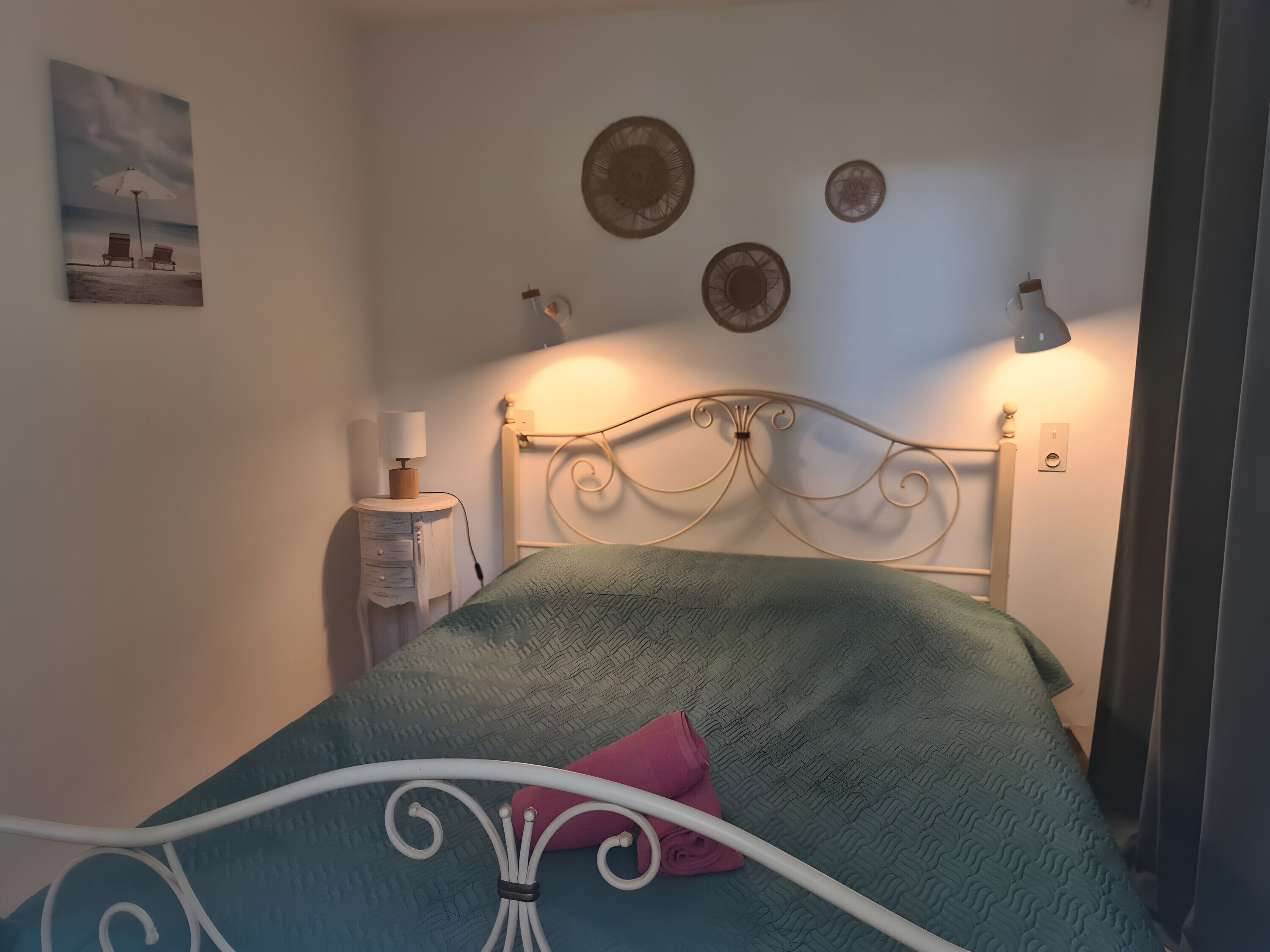 Een strijkplank/strijkijzer, wifi, beddengoed