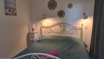 Een strijkplank/strijkijzer, wifi, beddengoed