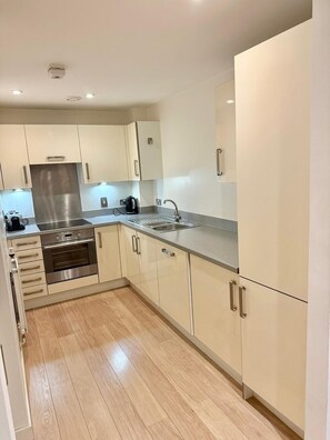 Oven, dishwasher - Lovely 1-bedroom apartment in SW London perfect for your city stay. (London)