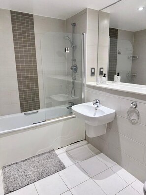 Hair dryer, towels, soap, toilet paper - Lovely 1-bedroom apartment in SW London perfect for your city stay. (London)
